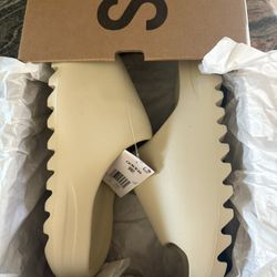 Yeezy slides (Bone)