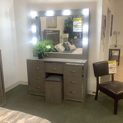 Lighted vanity with Stool