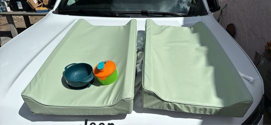 2 changing pads, food containers and a bowl