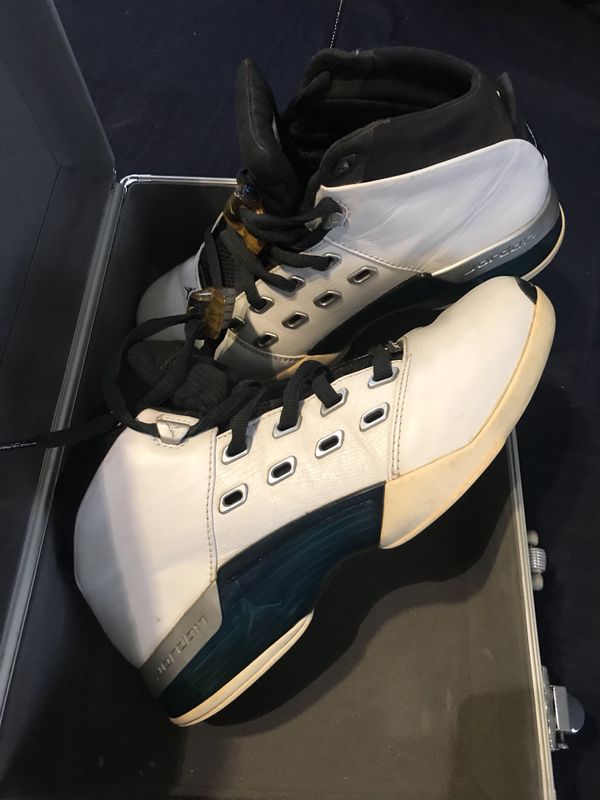 Air Jordan 17 white/Black Size 8 with briefcase for Sale in Downey, CA