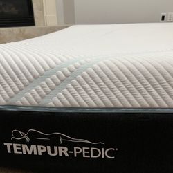 Tempur-Pedic ProAdapt Medium Hybrid queen mattress with Ease base