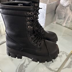 Size 6 Ladies Snow Boots 