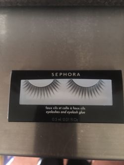 Fake eyelashes and glue