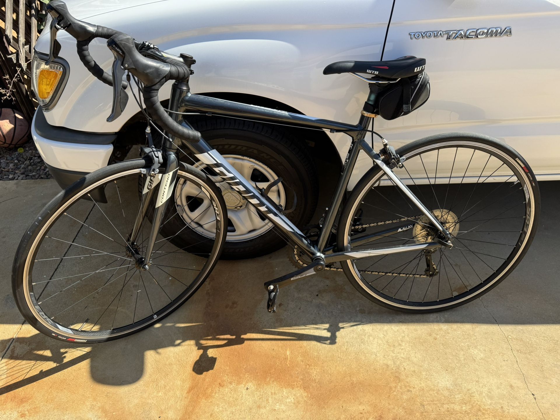 Giant Contend Medium Road Bike
