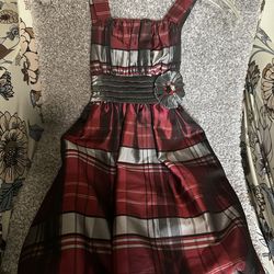 Girls dress says size 8  looks like 4-5