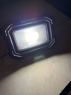 Defiant Magnetic Rechargeable LED Light 3000 Lumens Brand New