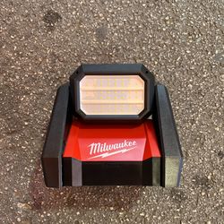 Milwaukee M18 Rover Dual Power Flood Light (Tool Only)