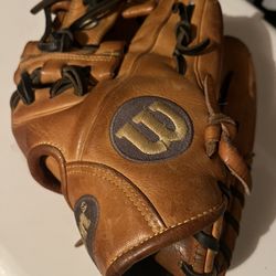 A 2000 Wilson Baseball Glove 11.5 