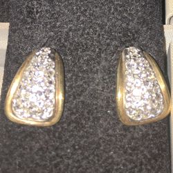 See Photos. Genuine pair of Diamond earrings in Yellow gold. Push back. Total weight .40 Color H Clarity VS2-SI1 Gold- 14 kt