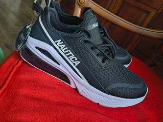 Tennis shoes