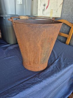 Vintage Rusty metal bucket, in good condition,  for decor only