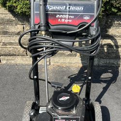 Craftsman 2000 PSI, GPM 1.8 Pressure Washer. (Needs Underside Water Line Leak Repaired)