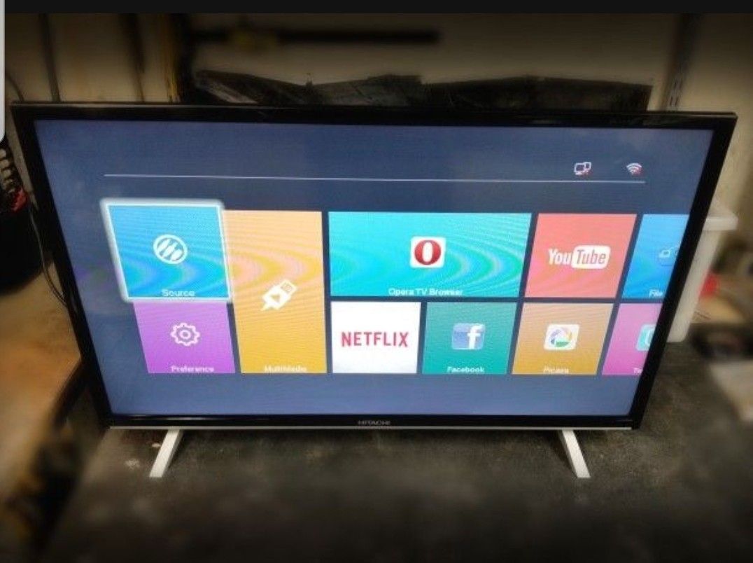 HITACHI 32" LED SMART FLATSCREEN TV - LIKE NEW!