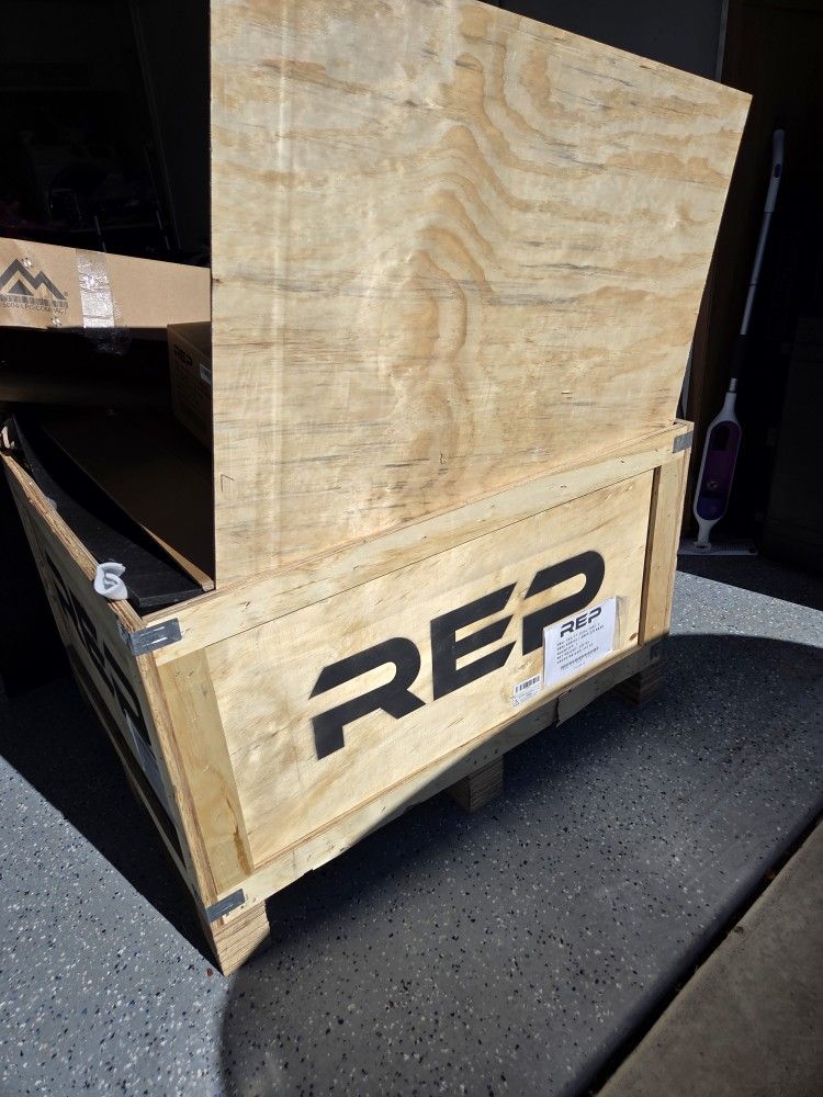 Wooden Crate w/ Built In Pallet - Free