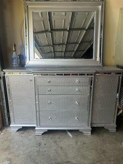 Vanity dresser