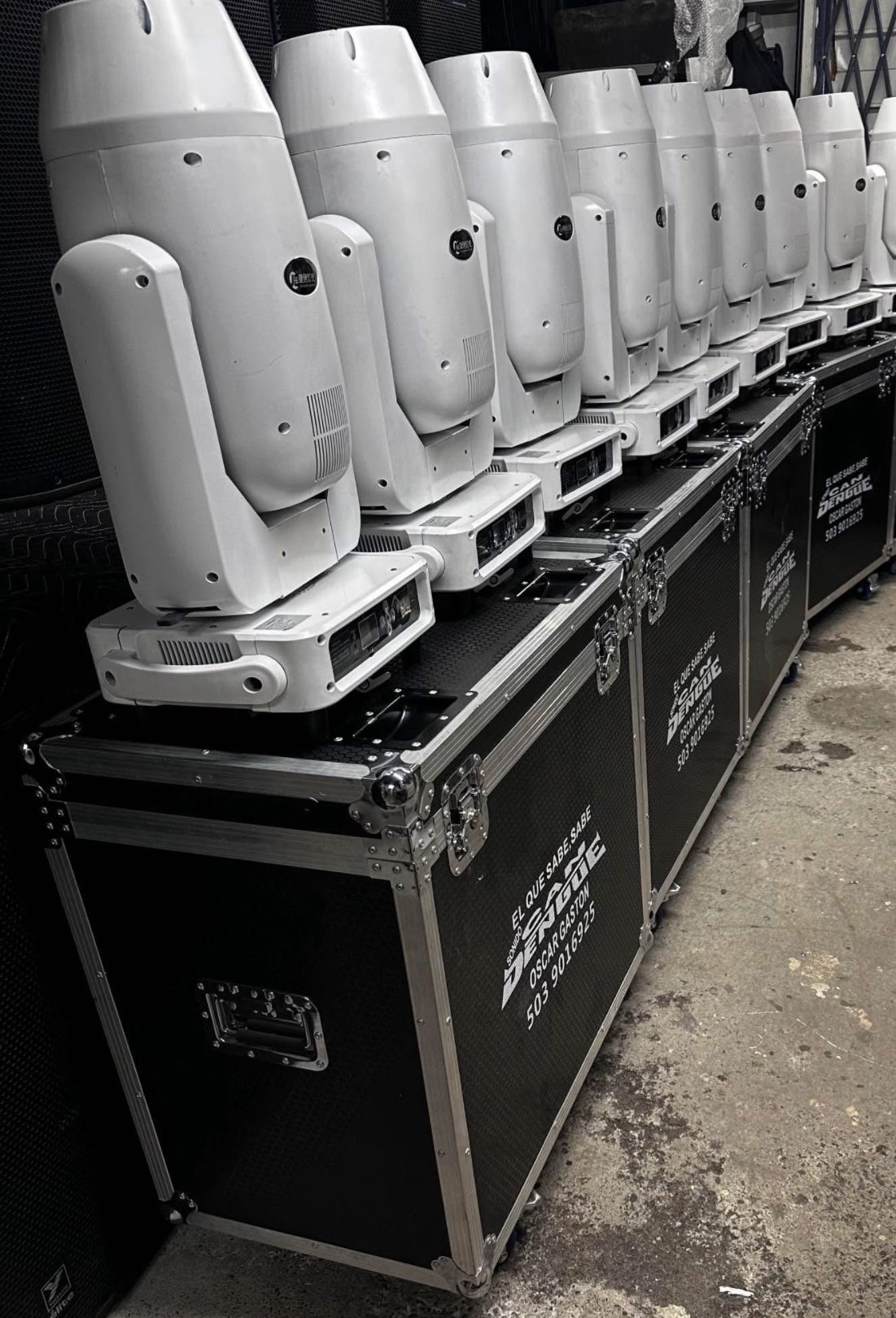 Price is for 2 lights and 1 roadcase!!!! I’m selling my 400W led beam/ spot moving head lights