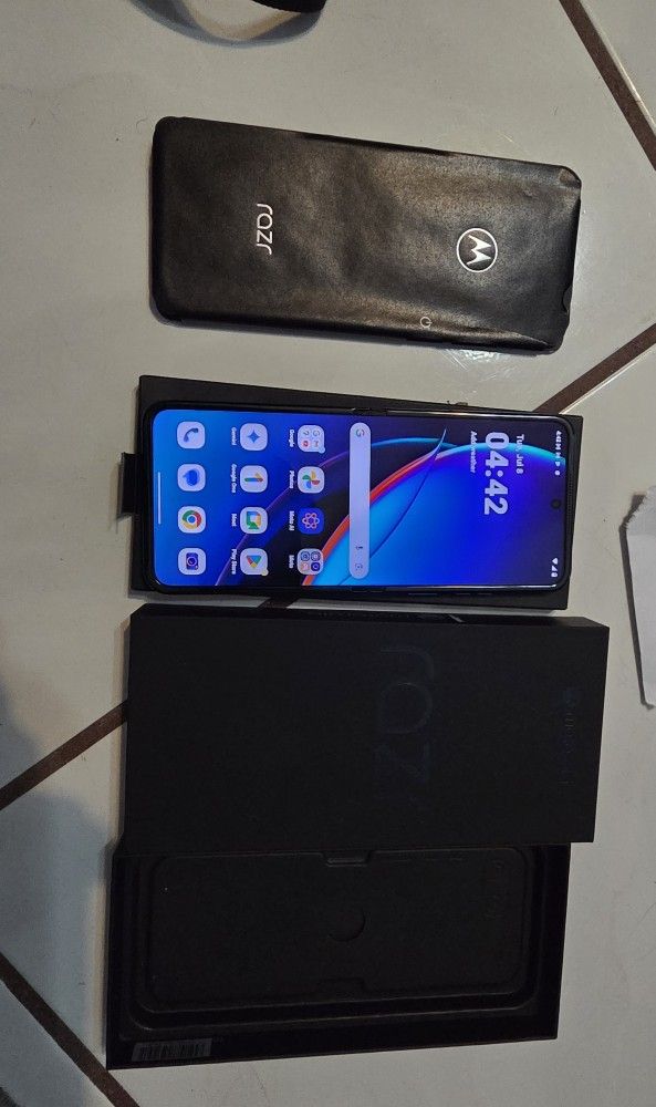 Motorola Razr 2025 Unlocked Blue Color Like New