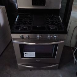 Stove Frigidaire Gas 5 Burners Everything Is And Good Working Condition 3 Months Warranty Delivery And Install 