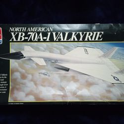 XB-70A-1 VALKYRIE 1:72 MODEL PLANE
