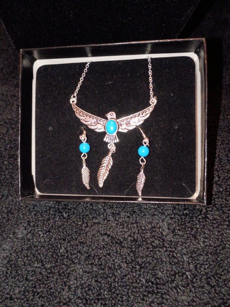 Turquoise And Silver tone Necklace And Earrings