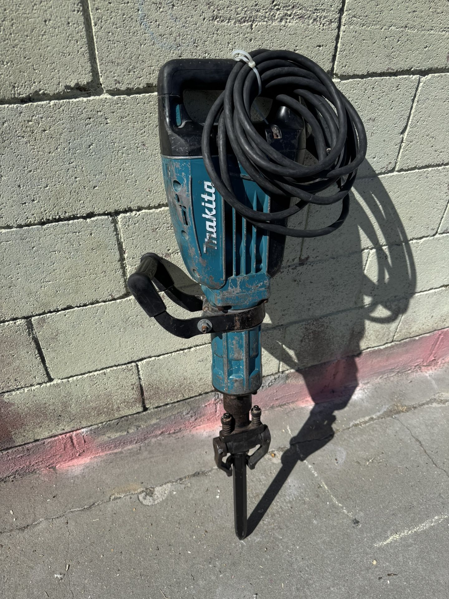 Makita 14 Amp Demolition Breaker Hammer Good Condition With One Tip