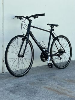 Giant escape hybrid mountain bike 700 wheels