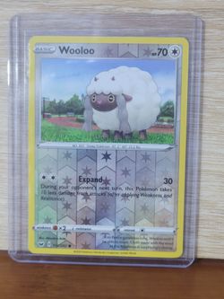 Reverse Holofoil version of Wooloo (152/202) from the Sword & Shield Base Set.