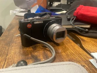 Leica Vlux30 w/charger, sd card, and strap