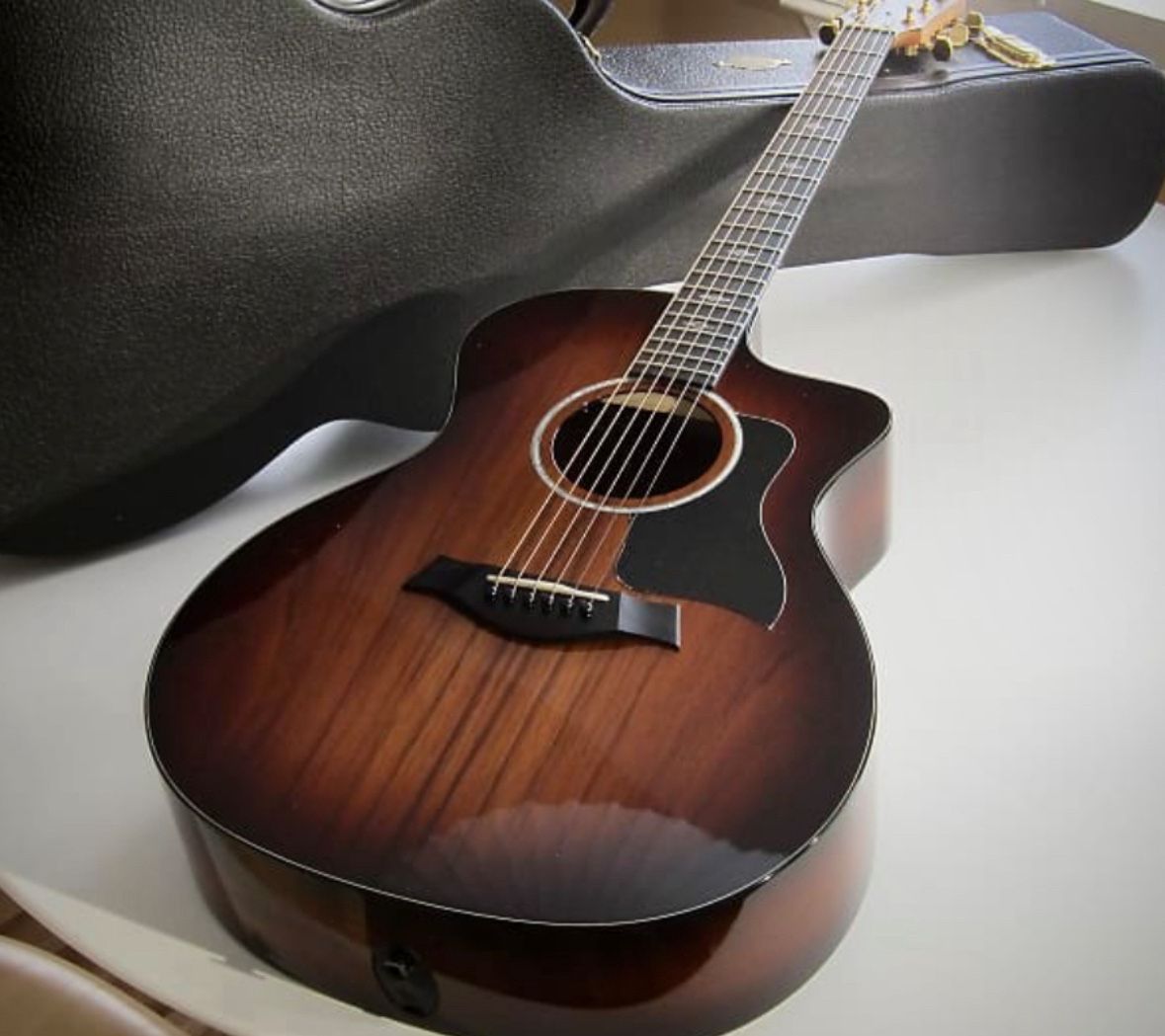 Taylor 224-ce K DLX WITH CASE