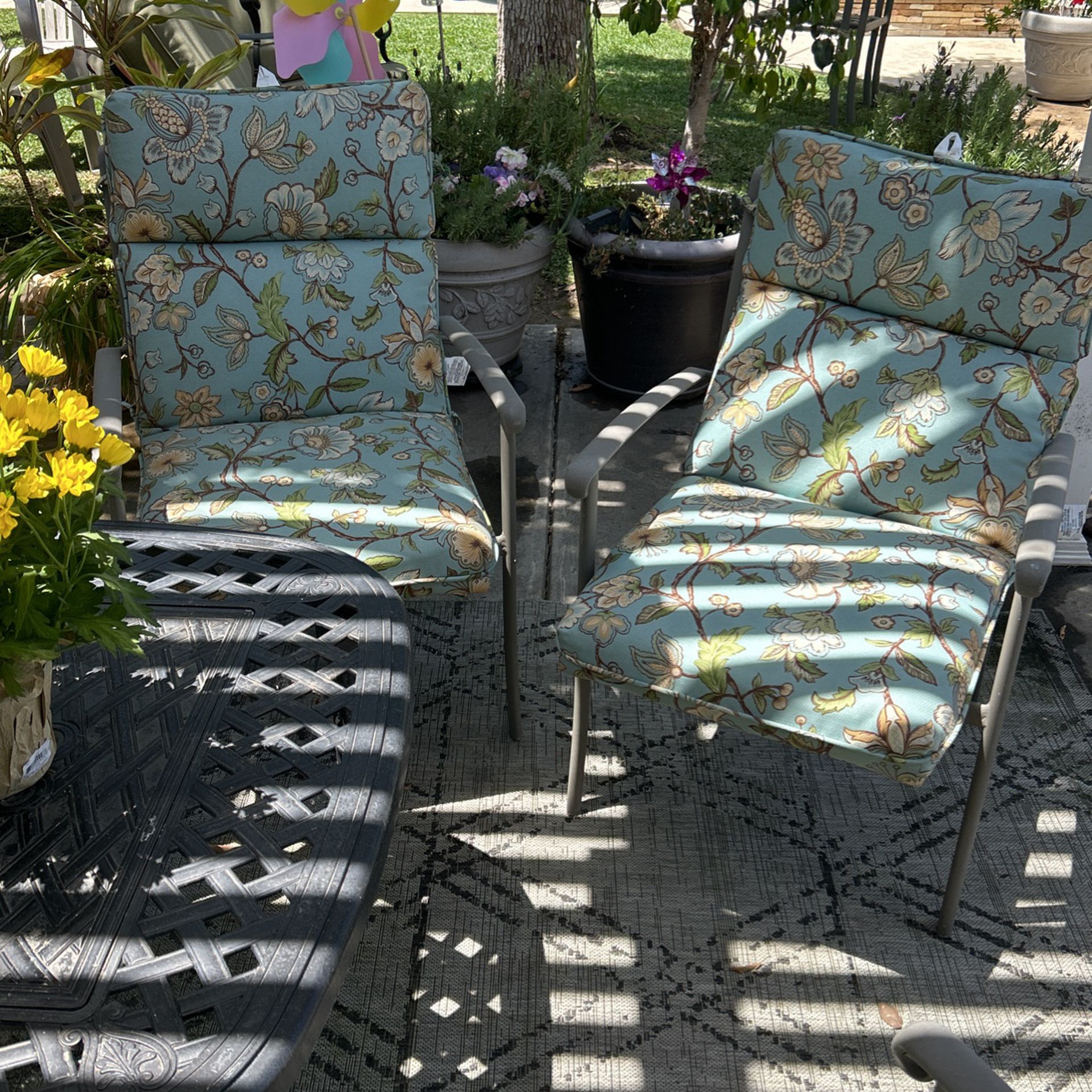 4 Patio Metal Chairs and Cushions
