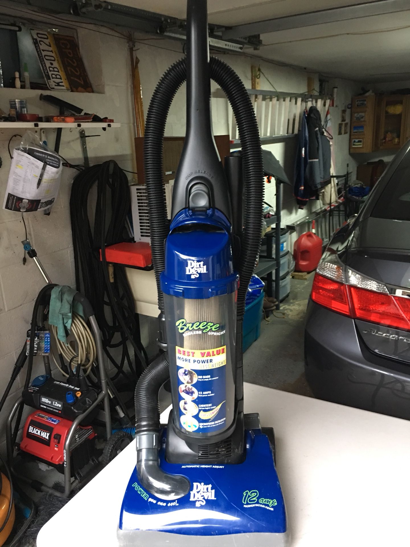 Dirt Devil breeze Bagless upright light weight Vacuum