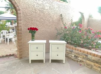 2 IKEA Hemnes nightstands