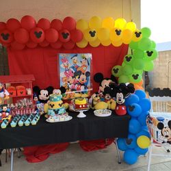 Balloon arch and balloon wall