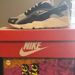 NIKE AIR HUARACHE RUNNER SIZE 9 $55