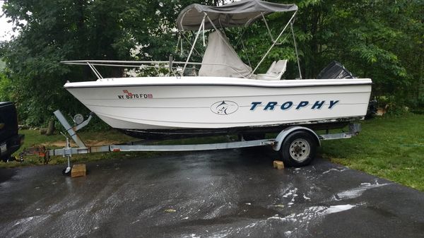 Center console boat