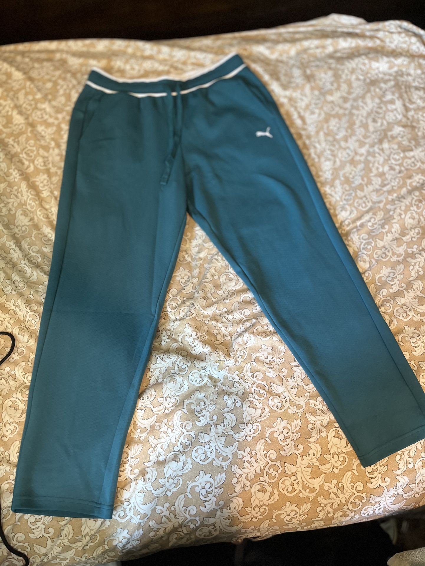 Pumas Golfing Sweats Original ( Size XL) Green