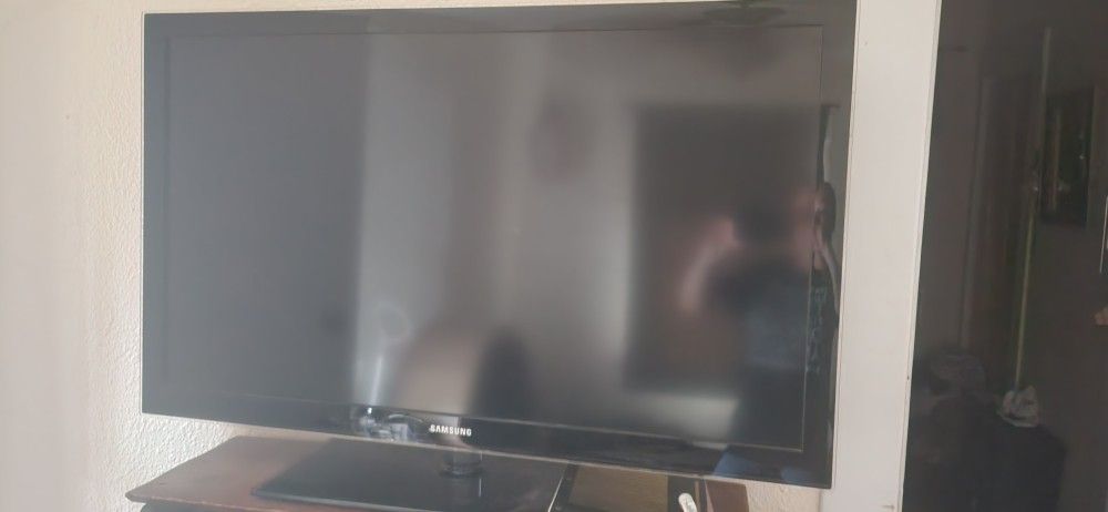 Samsung 46' Lcd TV w/ remote & DVD player