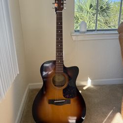 Yamaha Keith Urban acoustic guitar, includes fast fret, tuner D’Addario, guitar capo and picks.