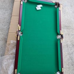 Mini pool table