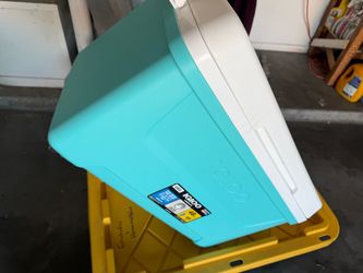 Igloo Cooler 45 Qt Teal and White