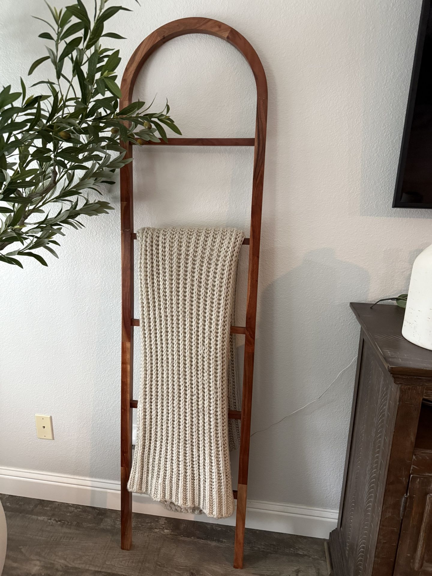 Heart And Hands Mangnolia ladder