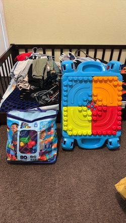 Mesa de mega bloks en buen estado no perros no cigarro muy limpio