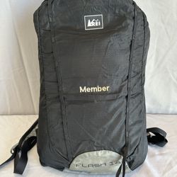 REI Flash 18 Day Pack, Black, Waistbelt and sternum strap
