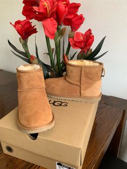 New Size:7 Women(5Y)UGG Boots Classic Mini II  Nuevas Talla:7 Mujer(5Y) Botas UGG Clásicas Mini II  🏠Oxnard, California 93033 $100.** Cash or ZELLE