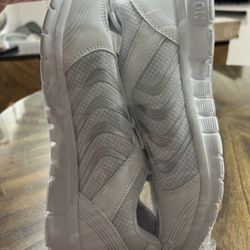 New Women’s Size 39 White Sneakers