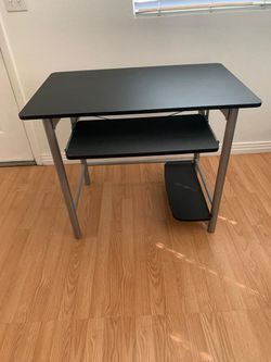 Escritorio de estudiante y silla