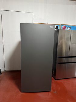Frigidaire 20 cu ft freezer in perfect working condition. Dimensions: 33" (W) x 28" (D) x 71 3/4" (H). We offer home delivery, installation, and a 3-m