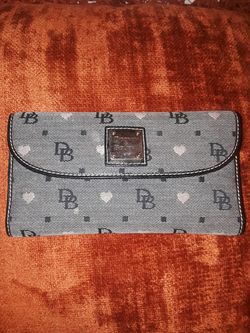 Dooney bourke wallet PRICE IS FIRM 🤗