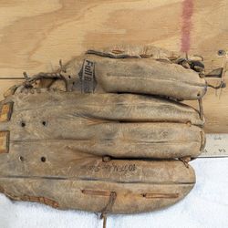 Spalding Baseball Glove 42-3224 Don Kessinger Professional model Full Back Super Flex Web  WELL USED
LHT wear on Right Hand 
Some stitching missing.
I