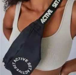 SET Active x Revolve black Fanny pack belt bag crossbody, size 13x6